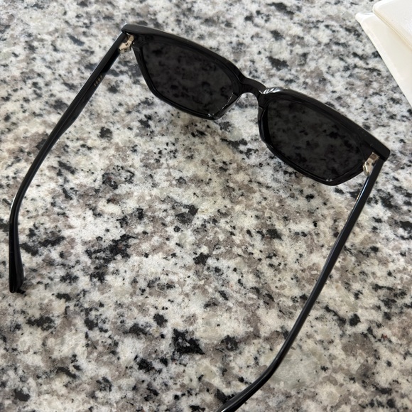 GENTLE MONSTER Black Square Sunglasses - Picture 2 of 6